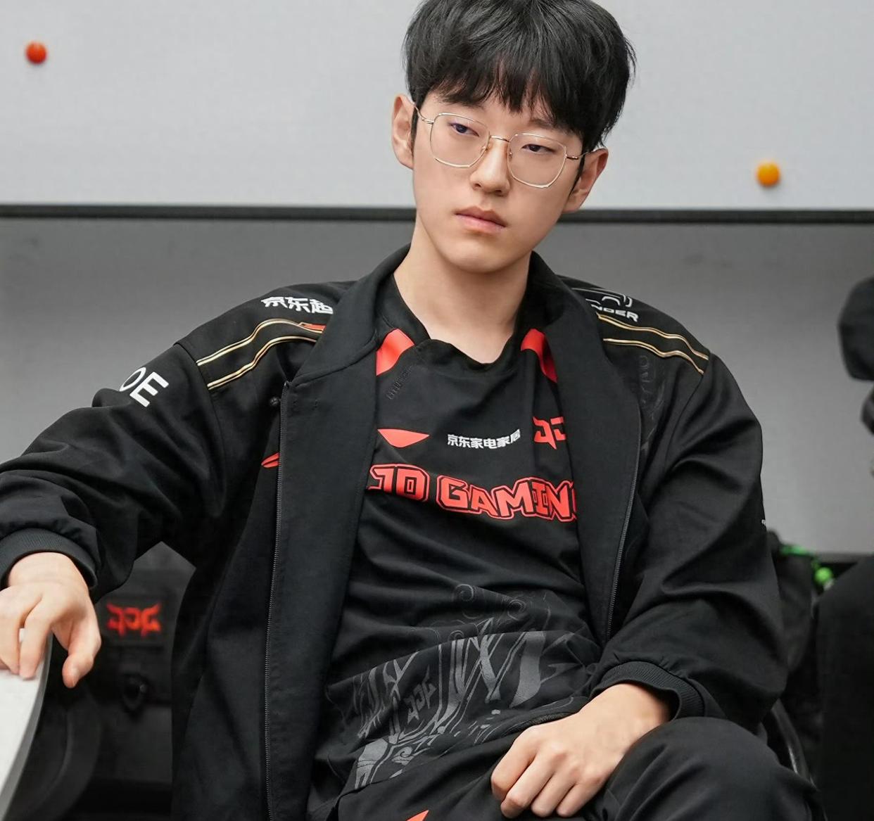 关于Scout在MAD比赛中晋级下一阶段，险胜引发热议！观众掌声雷动的信息