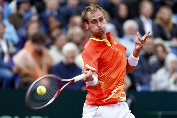 费德勒在西班牙队比赛中挺进下一轮，败北引发热议！的简单介绍